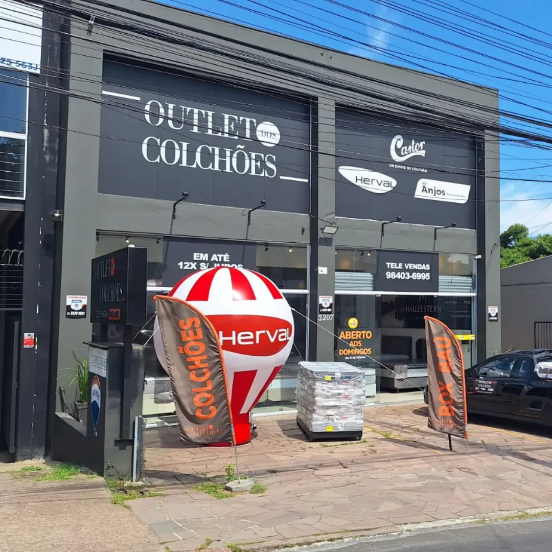 Fachada da loja Outlet dos Colchões Zona Sul na Avenida Wenceslau Escobar, no bairro Tristeza, em Porto Alegre